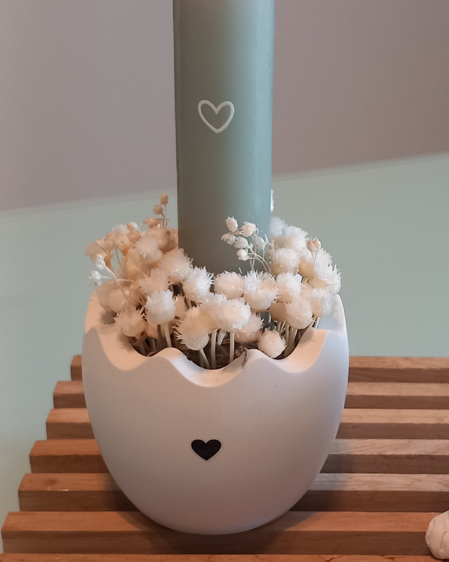 Ovetto con candela e decorazioni floreali
