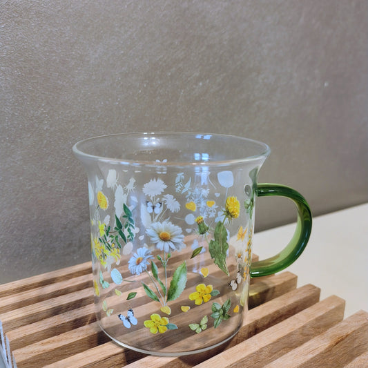 Tazze in vetro con stampo floreale