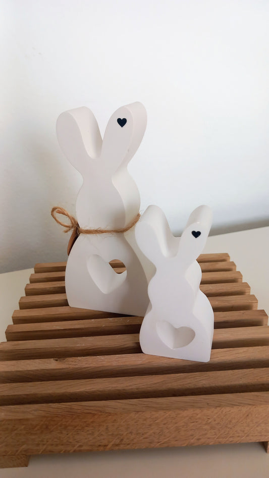 Coniglietti con cuore intagliato sulla pancia