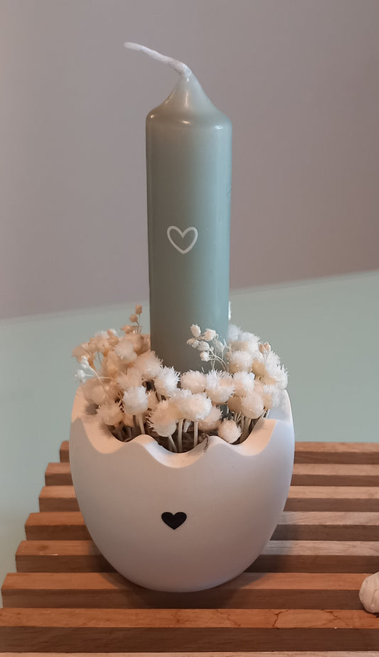 Ovetto con candela e decorazioni floreali