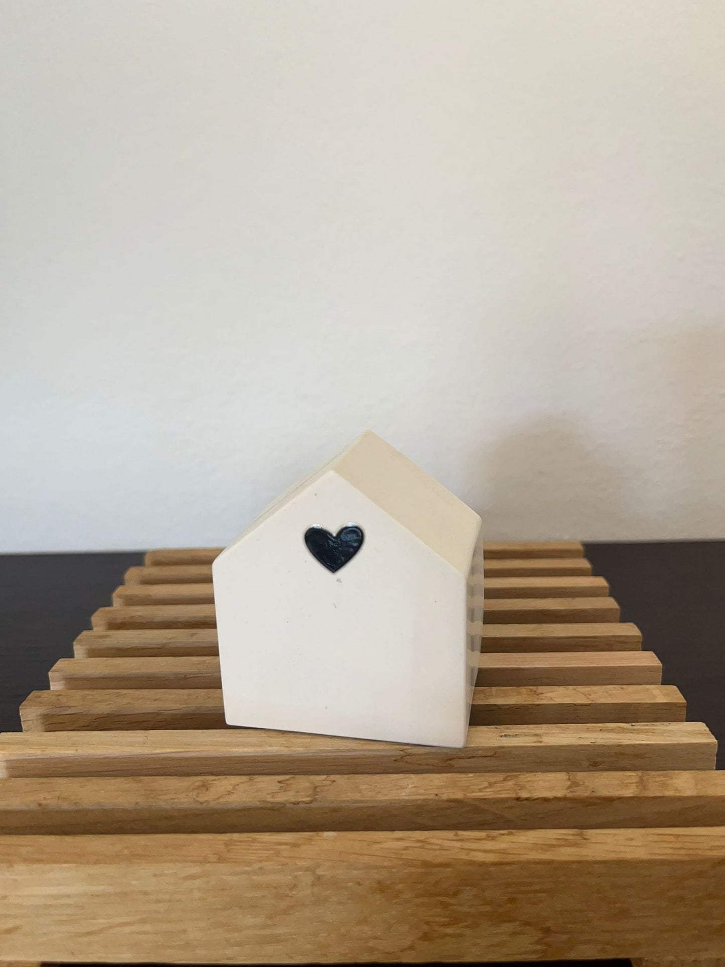 Casetta piccola cuore nero