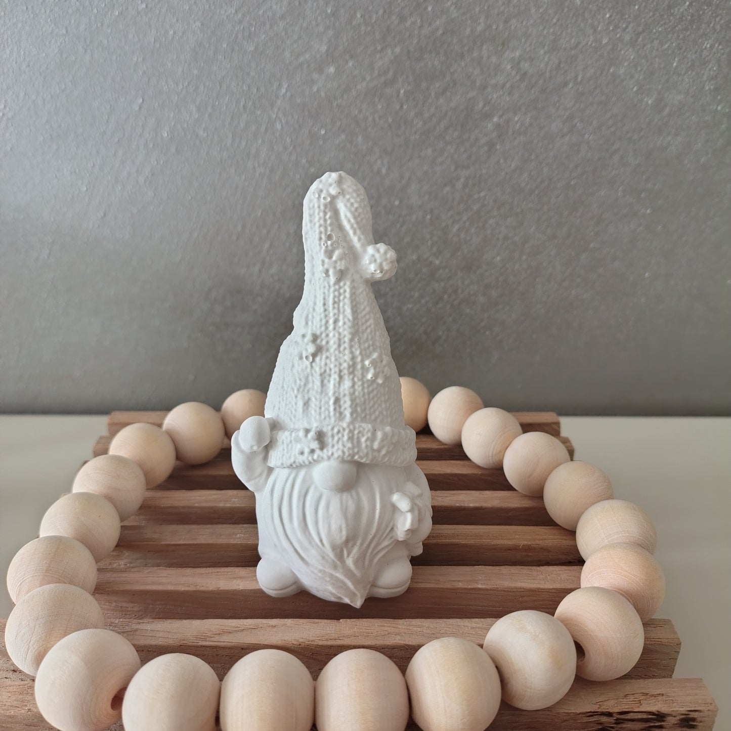 Gnomo con mano elevata