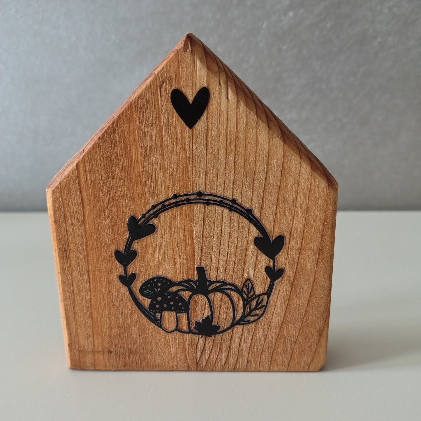 Casetta in legno con zucca e funghetti