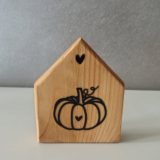 Casetta in legno con zucca