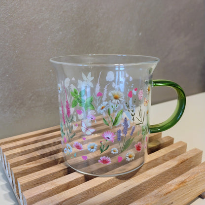 Tazze in vetro con stampo floreale