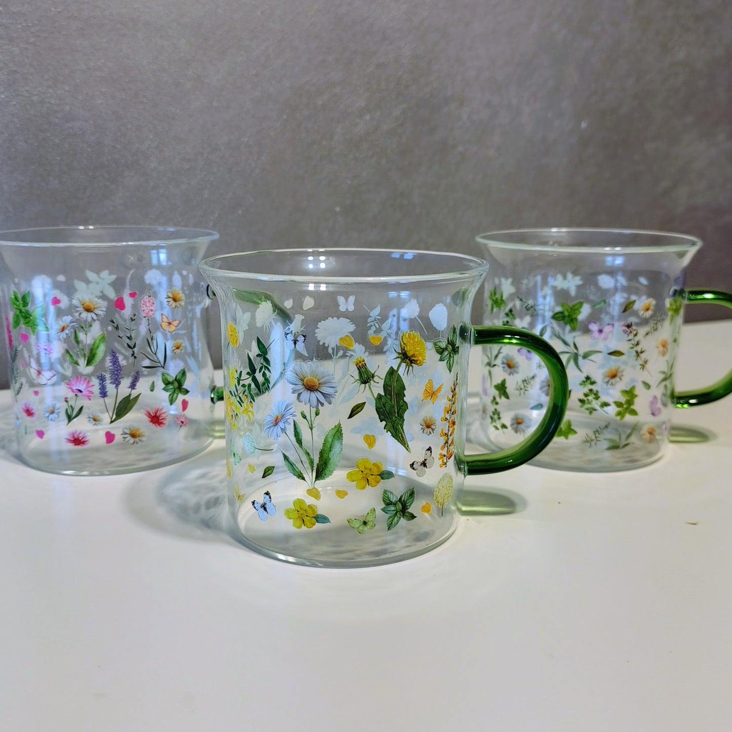 Tazze in vetro con stampo floreale