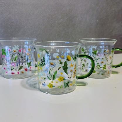 Tazze in vetro con stampo floreale