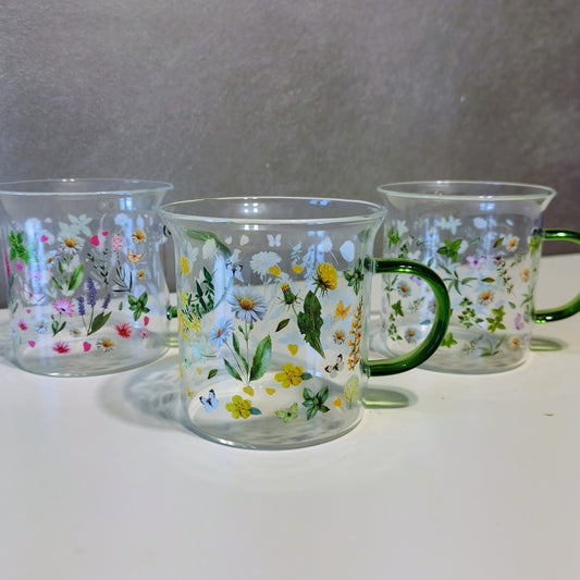 Tazze in vetro con stampo floreale