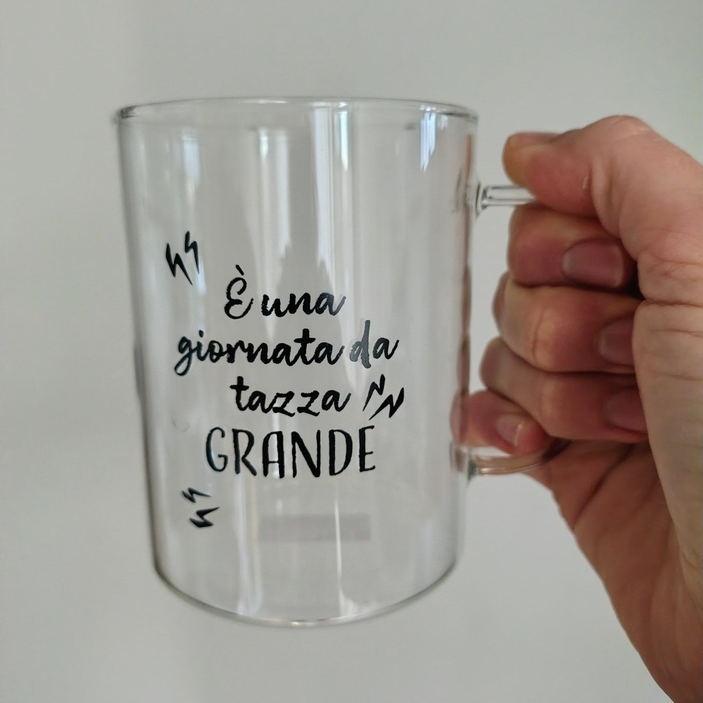 Tazza in vetro con scritte