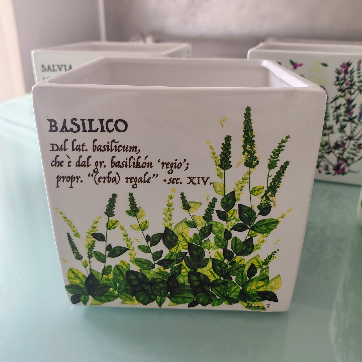 Vaso in ceramica con decori e scritte erbe aromatiche