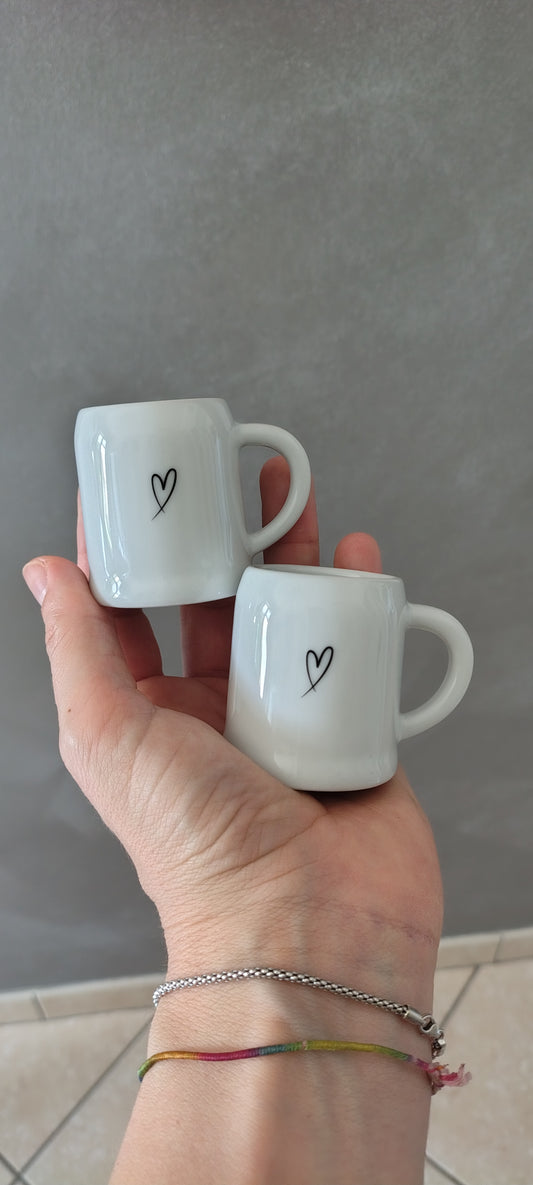 Tazzina da caffè con cuore nero